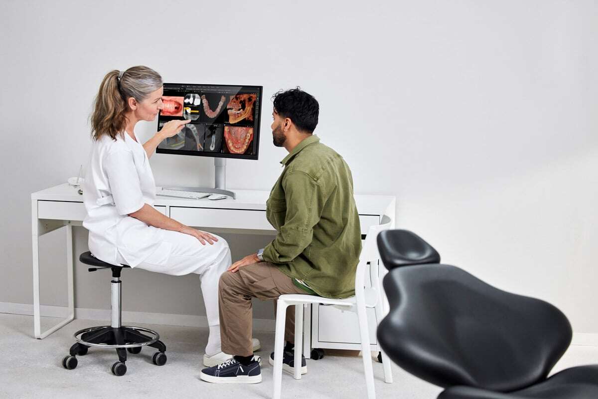 Dentist speaks with patient  on DTX Studio 20230509_Dexis51290